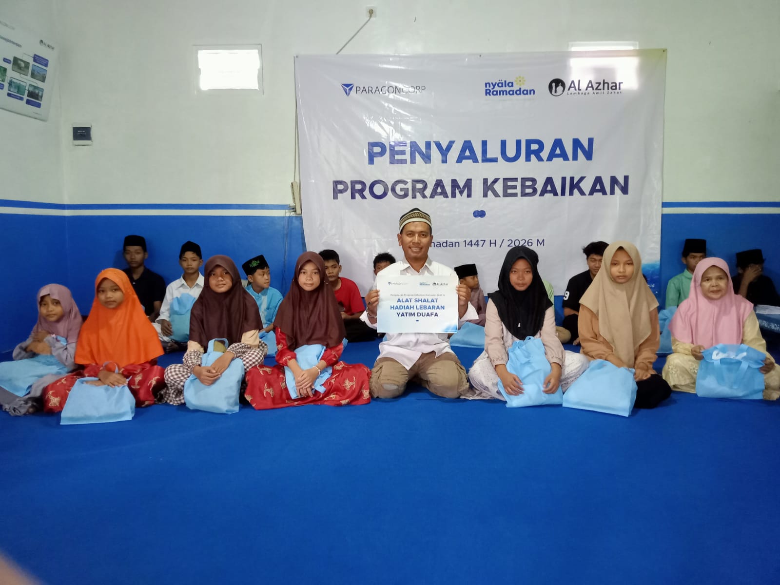 Jelang Lebaran, Paragon Berikan Alat Salat dan Uang Saku untuk Anak Yatim di Desa Dondong